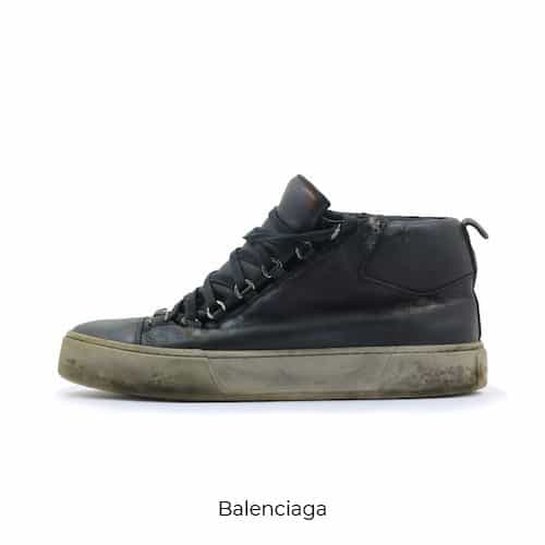 Scarpa Balenciaga sporca di fango. Servizio di pulizia Sneaker