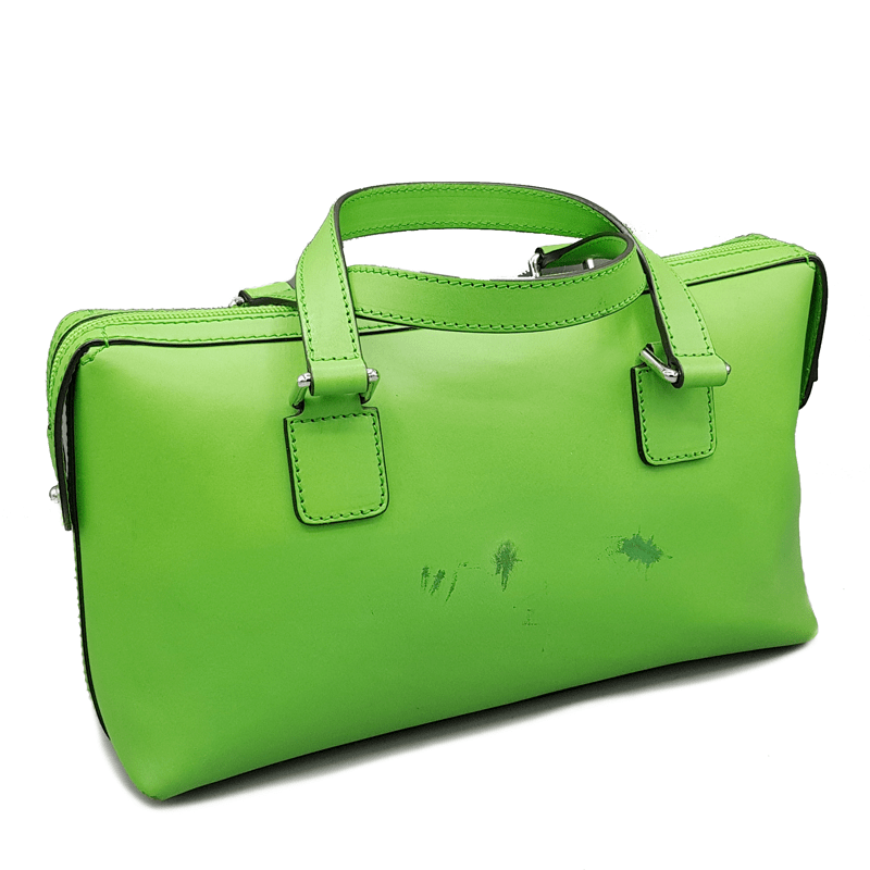 Borsa in pelle sporca con macchie di sugo pronta per la pulizia Borsa in pelle sporca con macchie di sugo pronta per la pulizia
